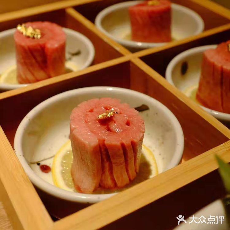 来，大口吃肉啦[调皮]