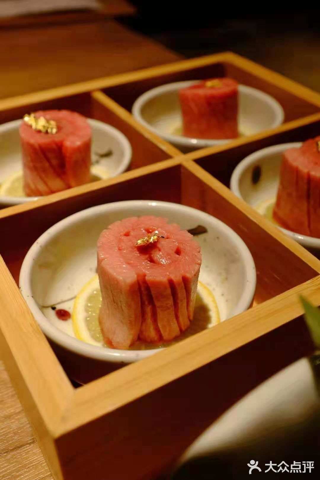 来，大口吃肉啦[调皮]