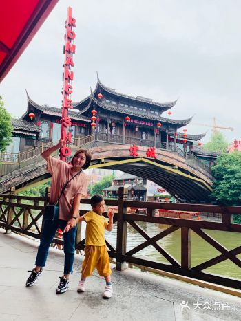 宋城古色古香的一个地方，可以在这里穿古装拍照