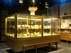 面包甜点陈列柜-啊噗吐呦现场烘焙(麦凯乐店)