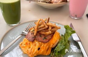Bacon Whirl Egg Beef Burger