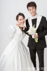 -现代经典婚纱摄影