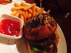 牛肉汉堡7分熟-Shanghai Brew House上海啤酒工坊(老外街店)
