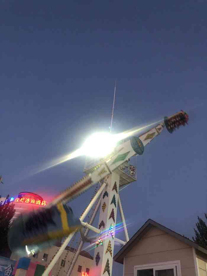 临河人民公园游乐场-"碰碰车还是人多一点比较好玩[调皮].