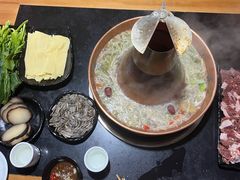 -果松木炭酸菜铜火锅·外婆参鸡汤