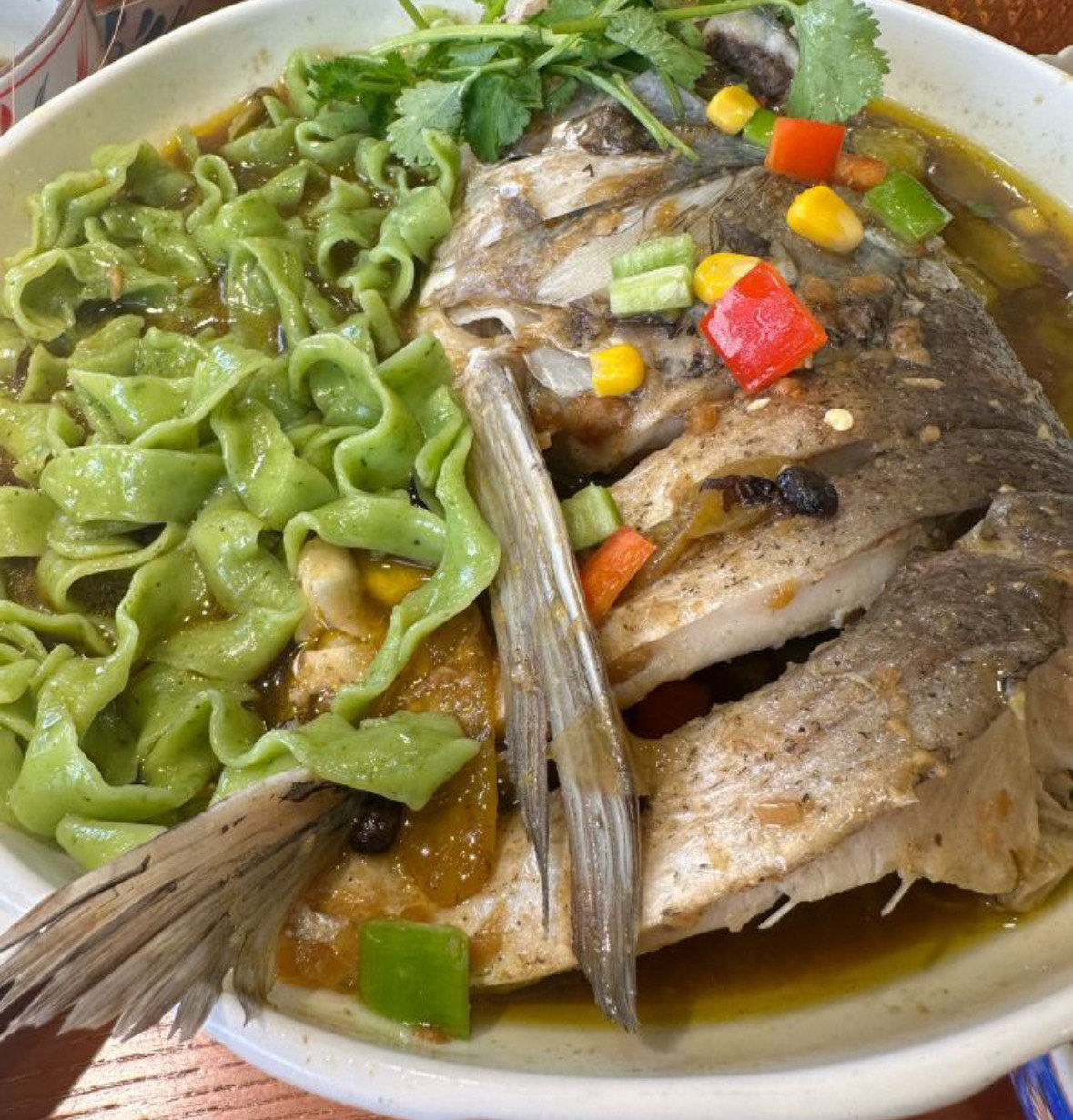 小哥哥小姐姐服务特别热情 菜品味道很不错 特别是这个鱼头面 辣辣的