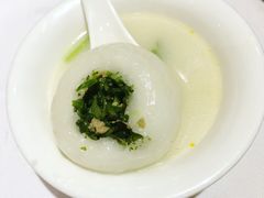 荠菜圆子鱼头汤-俊江南时尚创意餐厅