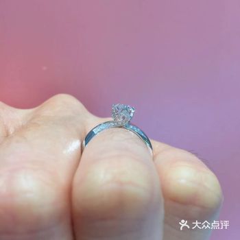 一款简约而不简单的钻戒，简约的四爪镶嵌，搭配交互式戒