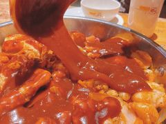 撒上酱料继续焖-黄记煌三汁焖锅(龙湖U城店)
