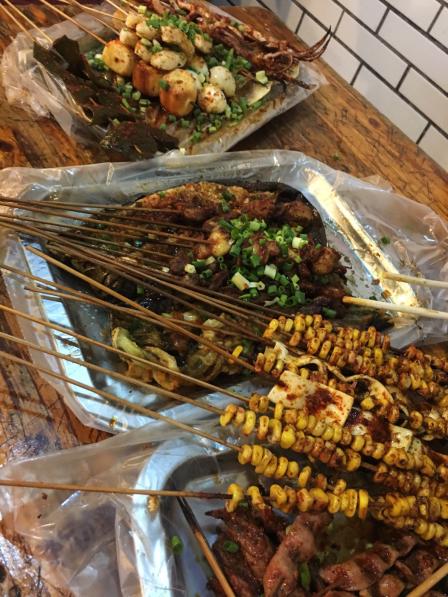 传说中成都路边摊烧烤第一名 好吃 去得晚不用排队 第一次见到按斤称