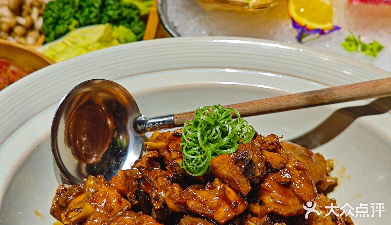 在武汉汉口江滩的尚席·私房菜环境宜人,美食佳肴琳琅满目