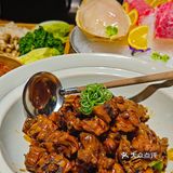 在武汉汉口江滩的尚席·私房菜环境宜人,美食佳肴琳琅满目