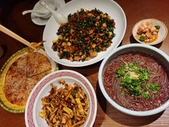 -帅巴人舅母子腊蹄民俗村