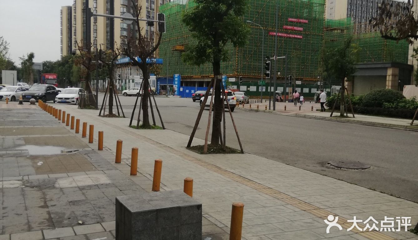 我给建筑工人宿舍，安装USB安全插座，床铺密密麻麻…
