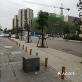 我给建筑工人宿舍，安装USB安全插座，床铺密密麻麻…