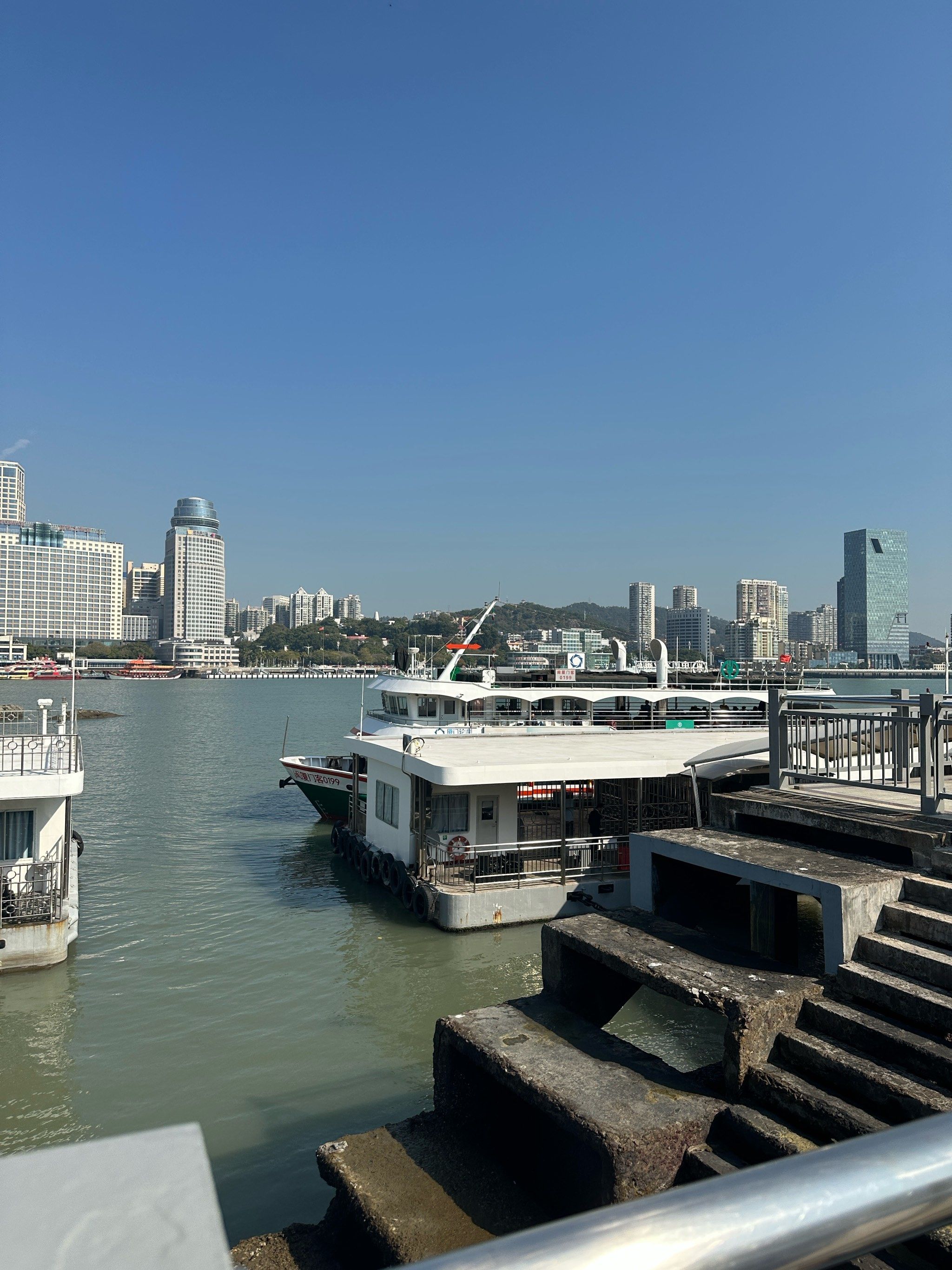 游艇湖面悠闲行