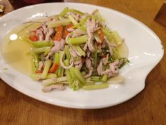 芹菜肉丝-石磨豆花家常菜·牦牛排土火锅