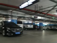 -绿地缤纷城-停车场