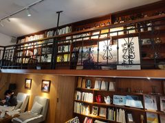 -彳亍咖啡·这里(水湾路店)