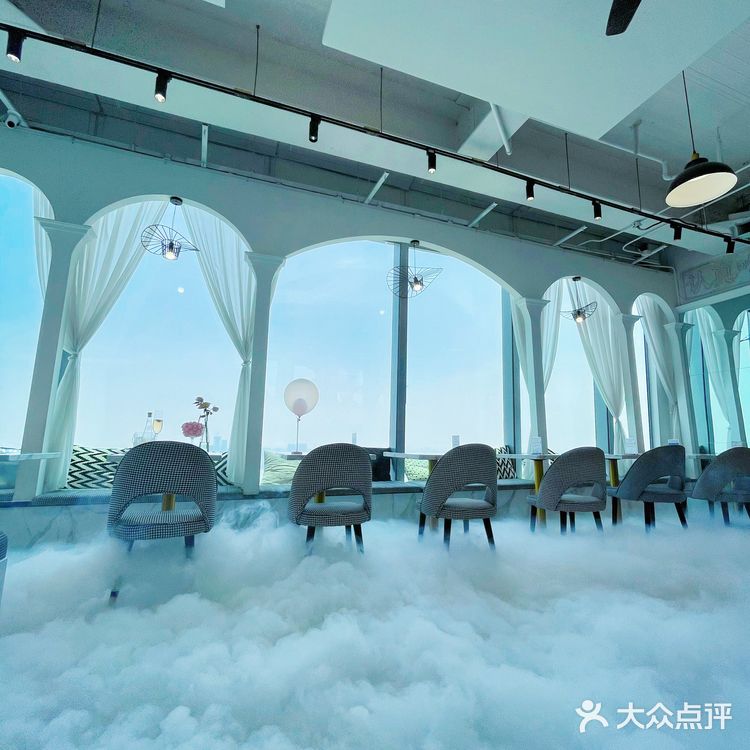 东方之门的水晶宫咖啡店！非常出片！