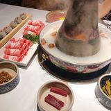 会有服务生站在每个隔间的中间 有需要随时叫