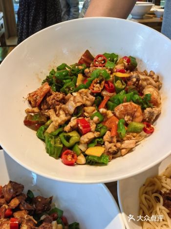 辣子鸡浇头烫口驱寒，手工面暖胃饱足