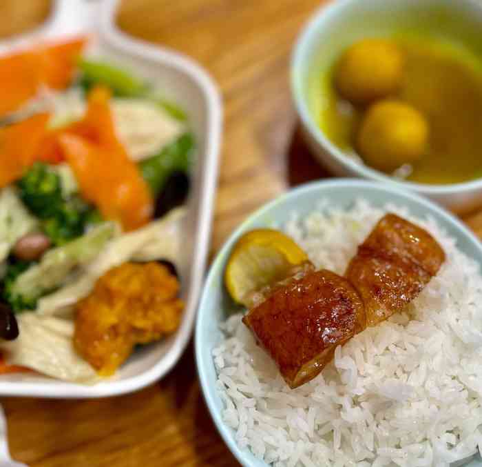 和裕深井烧鹅(和平店)-"位于赤峰道上的一家底商.赤峰道属于单行路.