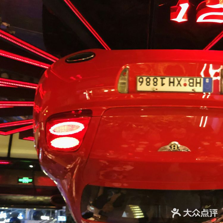 居然用宾利做装饰品?这家汽车餐厅真有料!