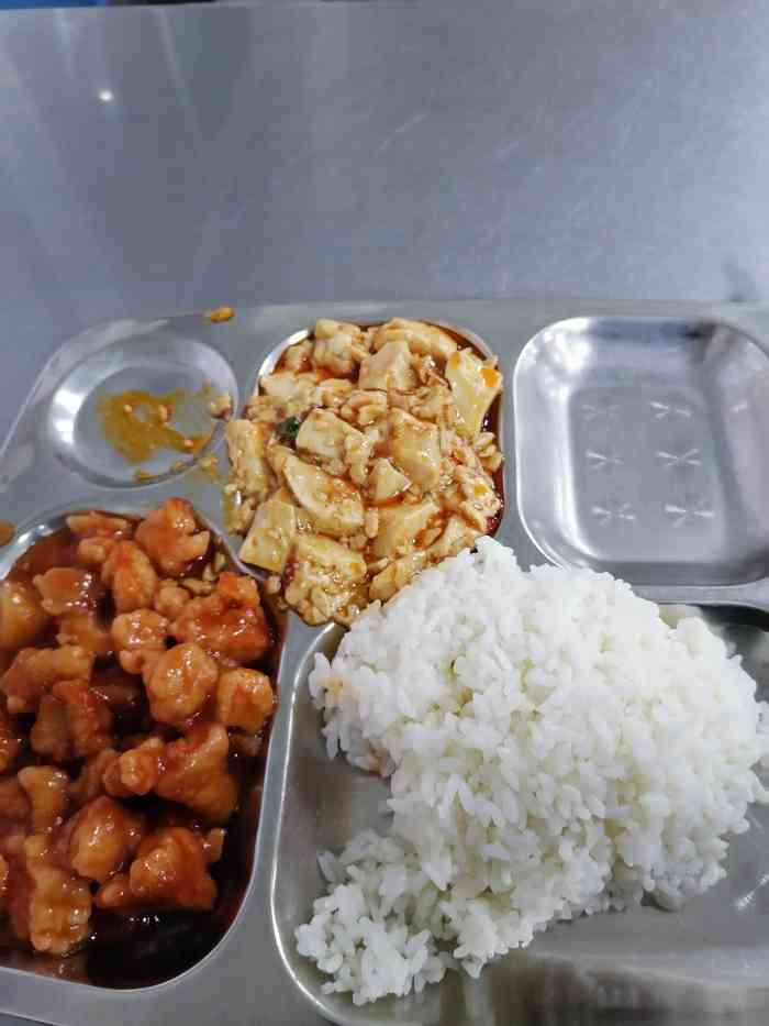 南京工业大学-东苑1食堂-"疫情期间学校里的食堂只开了两家,中午跟朋.