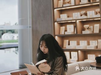 成都知了书店｜听远钟隐隐，坠入不知名的轻梦