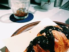 黑芝麻牛角包-Oasis coffee燕谷咖啡(公信店)