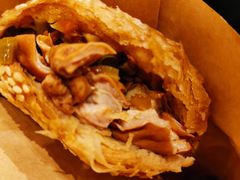 烧饼夹肠头-肠王卤煮(西单食宝街店)