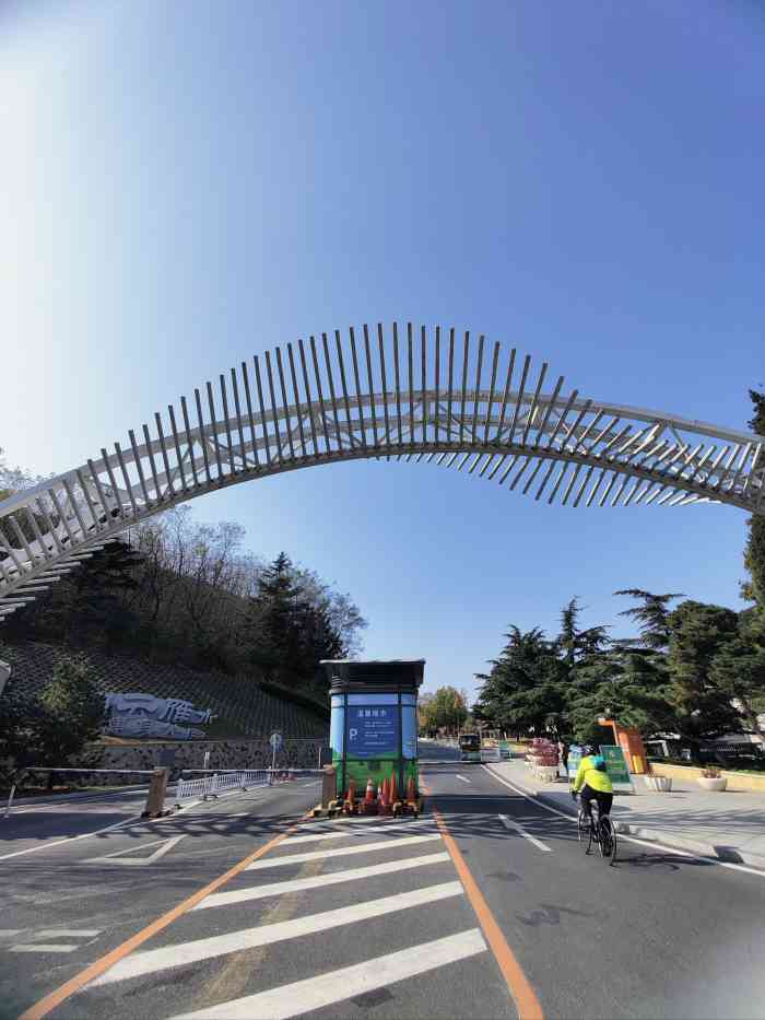 白云雁水健身公园-"很多人都是周围的人,吃完饭直接来公园散步.