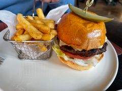 美式汉堡套餐-WOLFGANG PUCK KITCHEN & BAR(迪士尼小镇店)