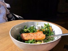 煎三文鱼牛油果色拉-Wagas沃歌斯(大学路店)