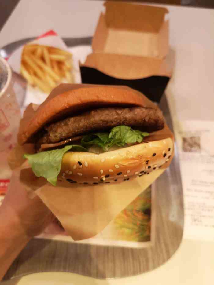 很多年没吃过麦当劳了,小时候钟情于巨无霸汉堡包 ,新出了安格斯牛排