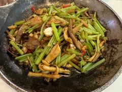 -阿瓦山寨·湘菜现炒·剁椒鱼头王(咸阳总店)