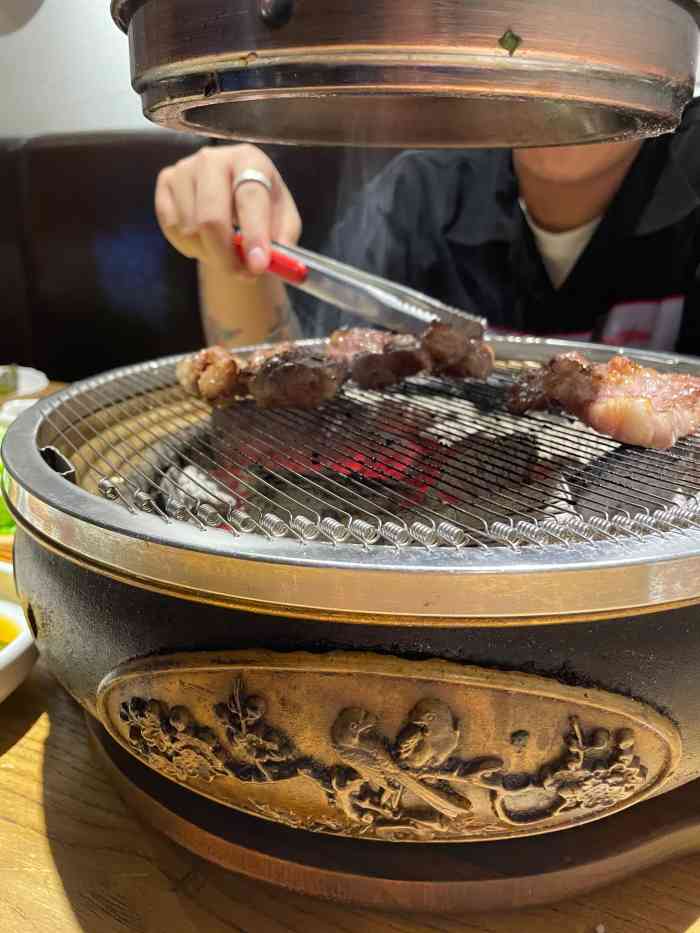 泥炉烧肉师(新街口金銮巷店)-"[薄荷]环境:还可以,比较干净,烟不大.
