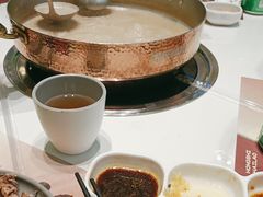 -洪氏嗨捞·广东猪肚鸡·椰子鸡火锅(西咸万象城店)
