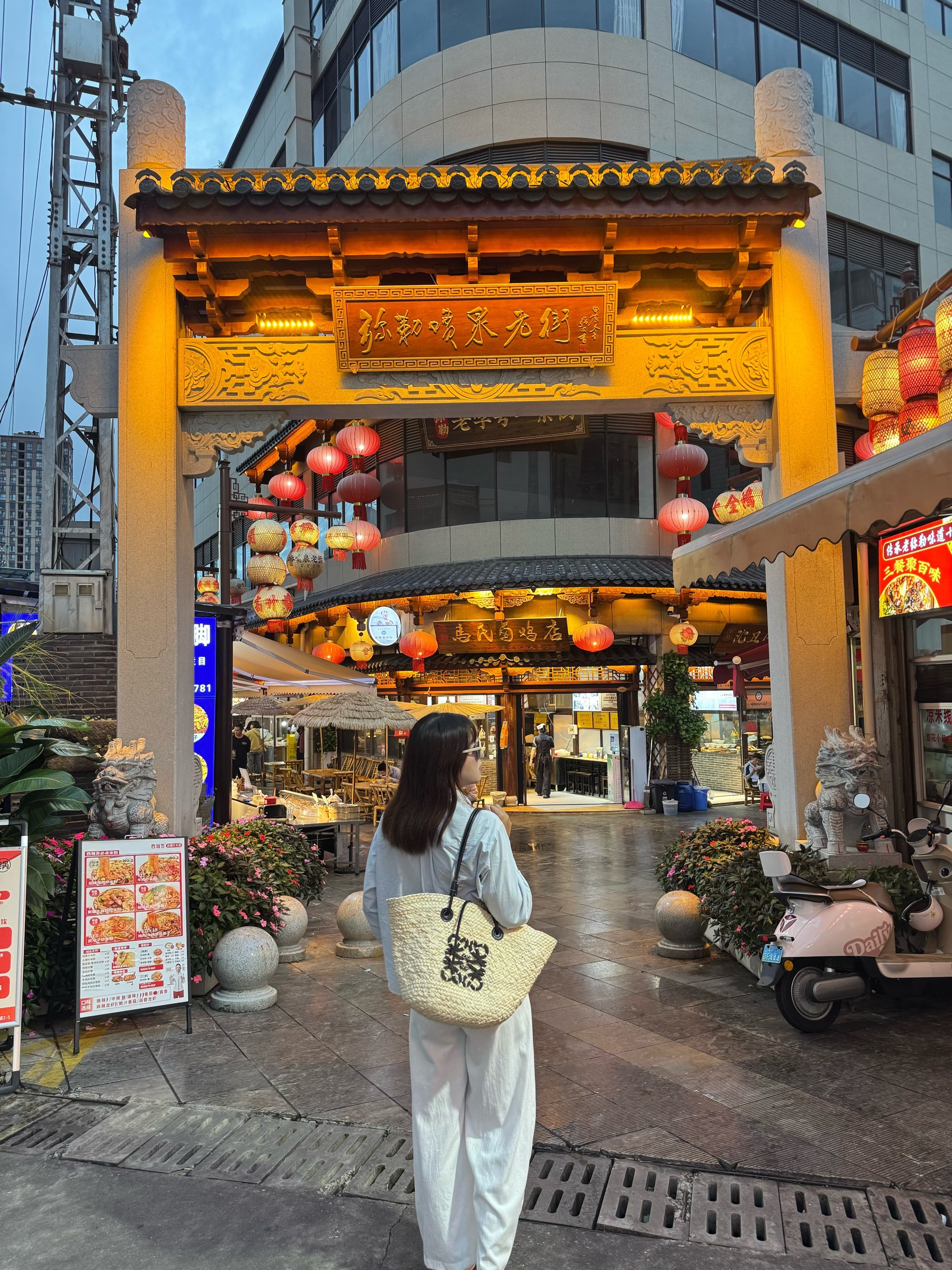 弥勒喷泉老街夜市人均50吃一街