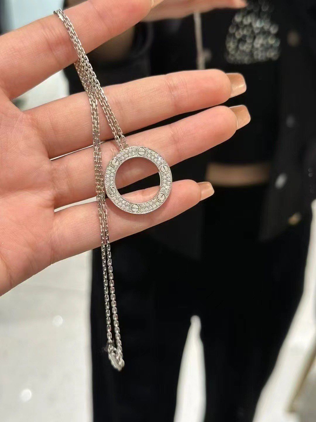 cartier卡地亚
经典白金满钻圆饼love项链