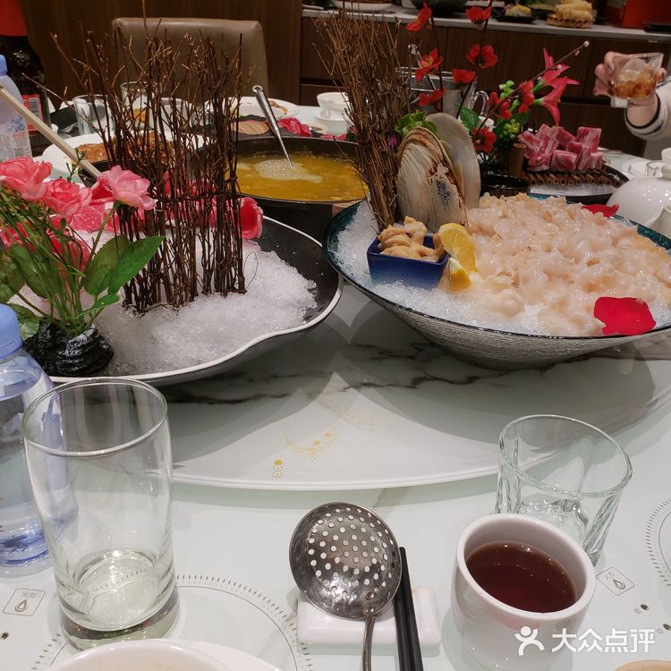 花胶鸡汤火锅口味特别醇厚，后面加过水涮菜就不推荐喝了