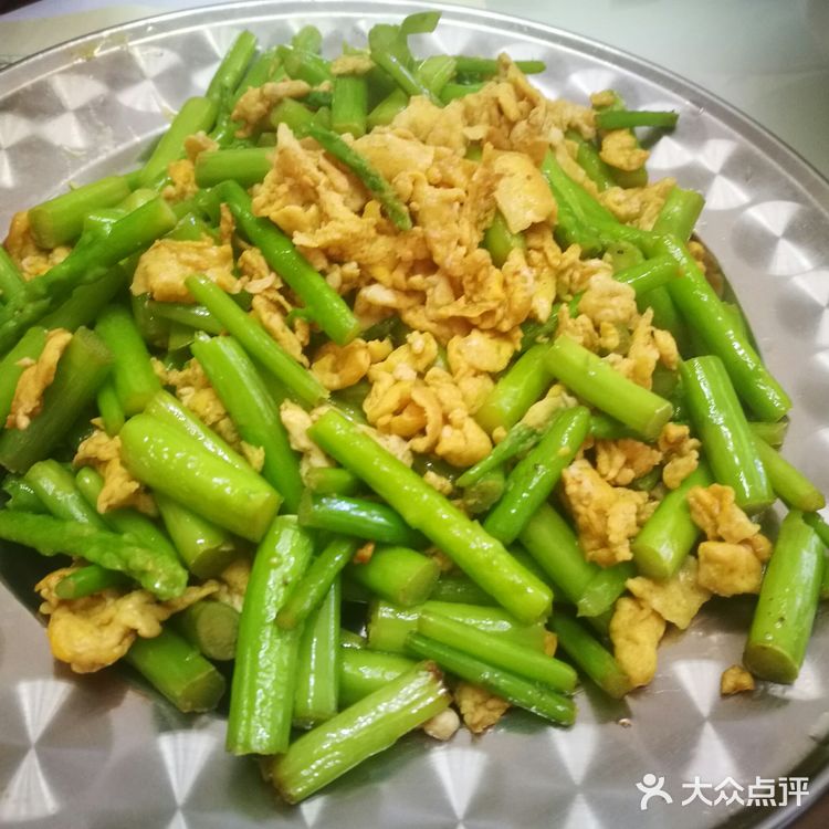芦笋炒蛋，清爽可口好味道。
