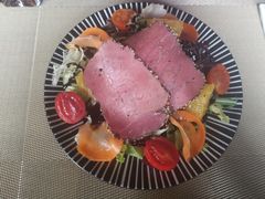 黑胡椒牛肉水果蔬菜沙拉-YUE·6·西式融合餐厅(外滩六号店)