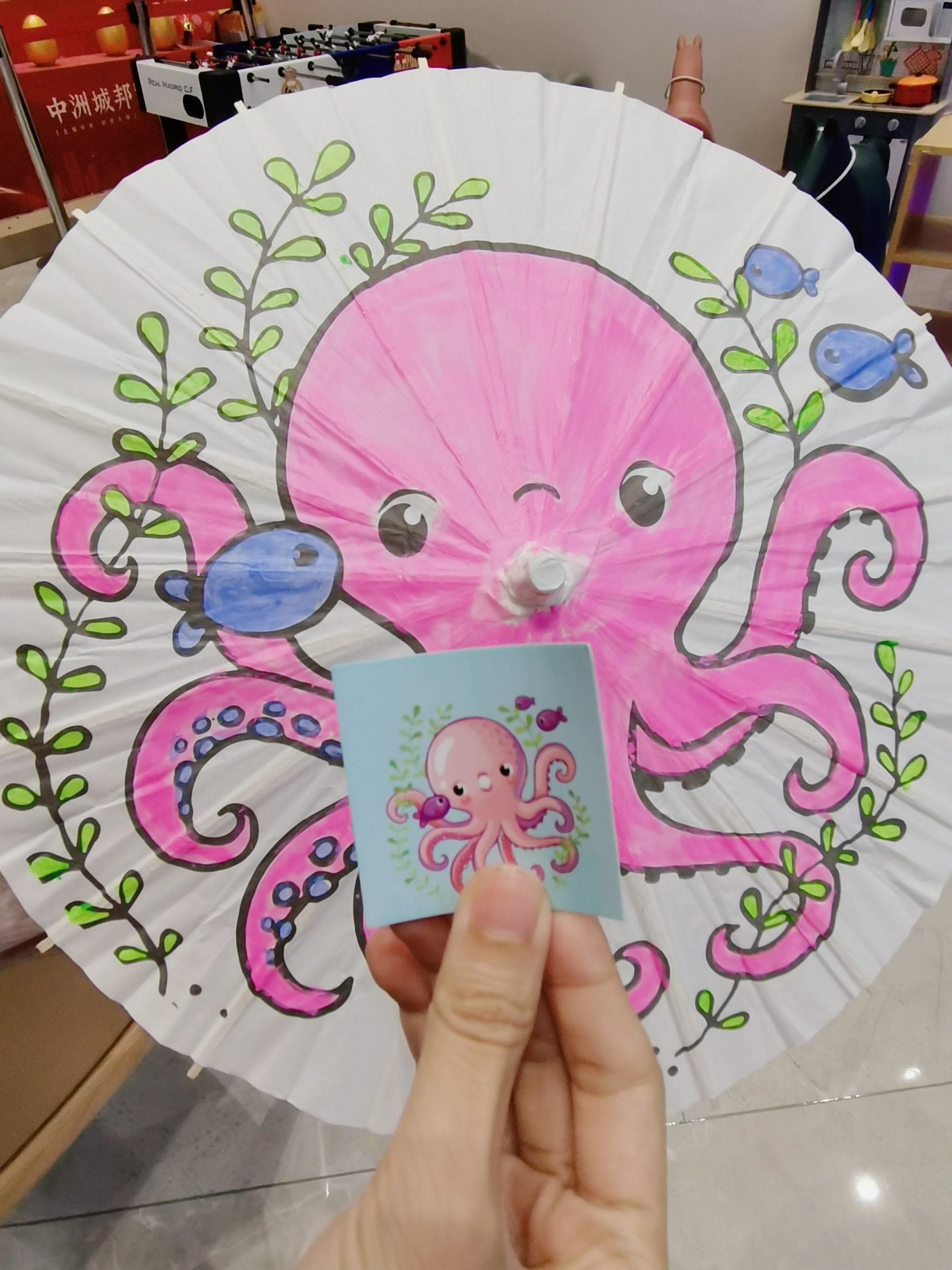 自己在国庆放假活动里亲手制作的油画伞真的很好看,喜欢墨鱼仔的图案