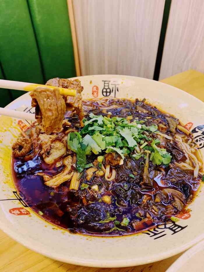 关老大土豆粉面"店铺的位置十分便利,东八里公交站下来鼎记.