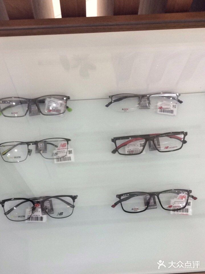 眼镜的款式多种多样的选镜框的宝宝有没有挑花眼呢感觉选镜框就像选衣服一样要搭配各种衣服的颜色还要头发的颜色也是一门挺大的学问的每次选框都要挑来挑去想选宝一样找不同的人来帮自己参考所以选一个适合的镜框也是挺不容易的