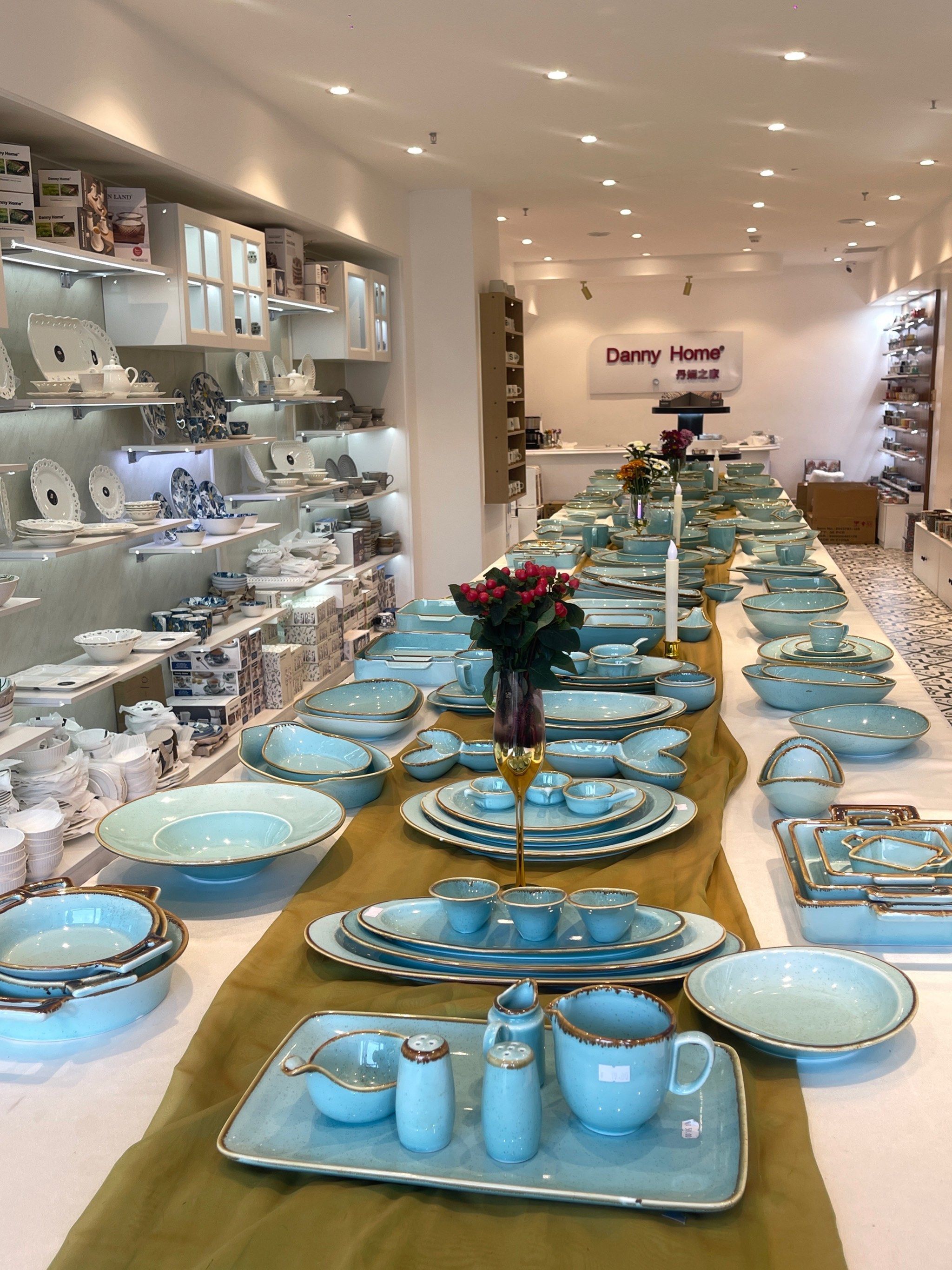 n这家店餐具的种类很多
陶瓷餐具还有各种锅碗瓢盆和厨房用品
