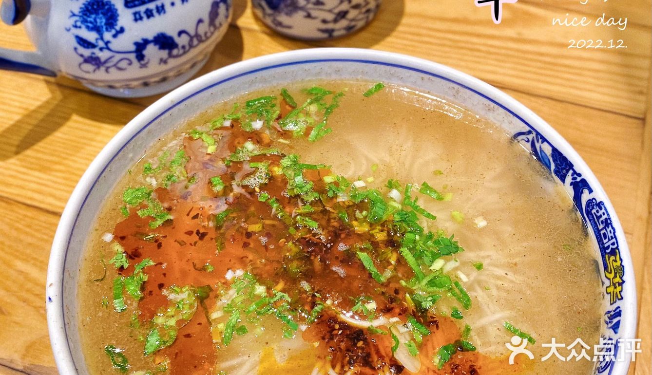 大冷天儿来碗热乎乎的拉面别提多得劲儿了～肉串也够香！