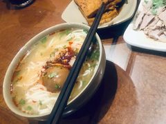 -亮亮面馆(经六路店)